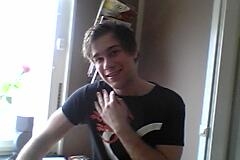 Niklas vid skrivbordet (12 mars 2005)